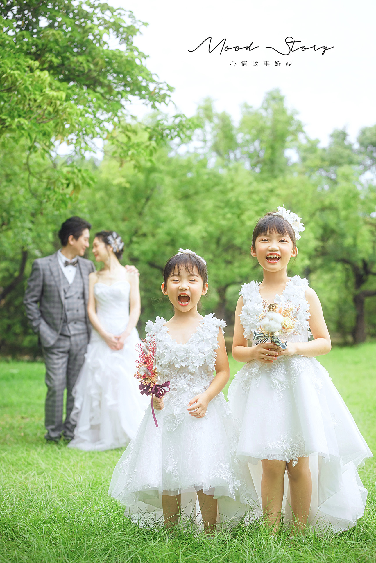 高雄戶外全家福，綠地樹林背景拍攝自然笑容的小朋友與新人家庭照｜Mood Story